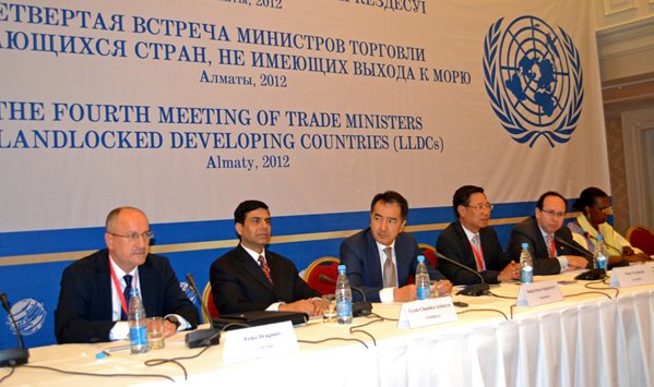 Mr Draganov and participants at Press Conference