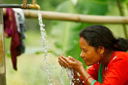 Un monde en crise exige la protection des droits des consommateurs en matière d'eau et d'énergie