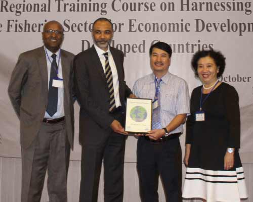 From left: Mussie Delelegn, senior economic affairs officer at UNCTAD, Paul Akiwumi, Director of the Division on Africa and Least Developed Countries of UNCTAD and colleagues from Nha Trang University mark the completion of the first regional training course on harnessing the fisheries sector for Economic Development in November 2018.