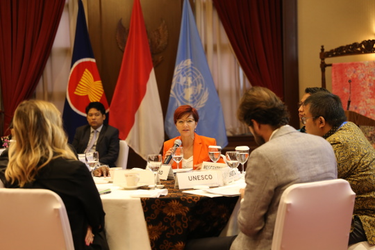 Chantal Line Carpentier (right), Chief of the UNCTAD New York Office, briefs UNCTAD Secretary-General Mukhisa Kituyi during the High-Level Panel on Migration and Structural Transformation in Africa at United Nations Headquarters, in New York, on 25 September 2018