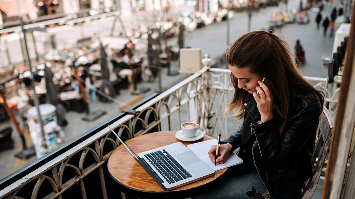 Woman entrepreneur doing online training.