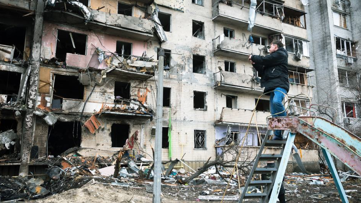 © UNICEF/Anton A man photographs an apartment building that was heavily damaged during escalating conflict, in Kyiv, Ukraine.