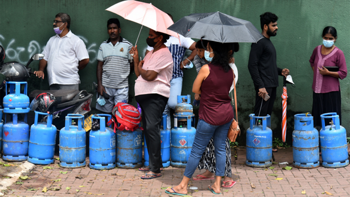 People queuing for gas in Sri Lanka