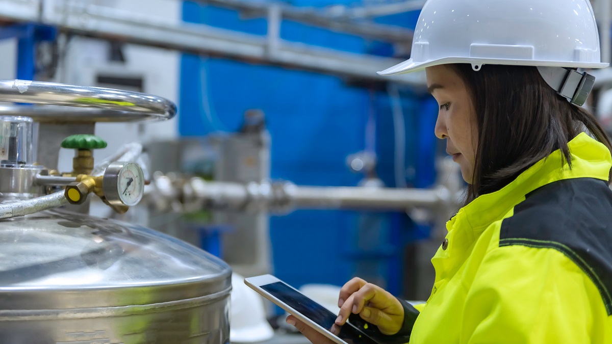 © Shutterstock/kittirat roekburi | A Thai woman engineer checks the valve regulator of a hydrogen tank.