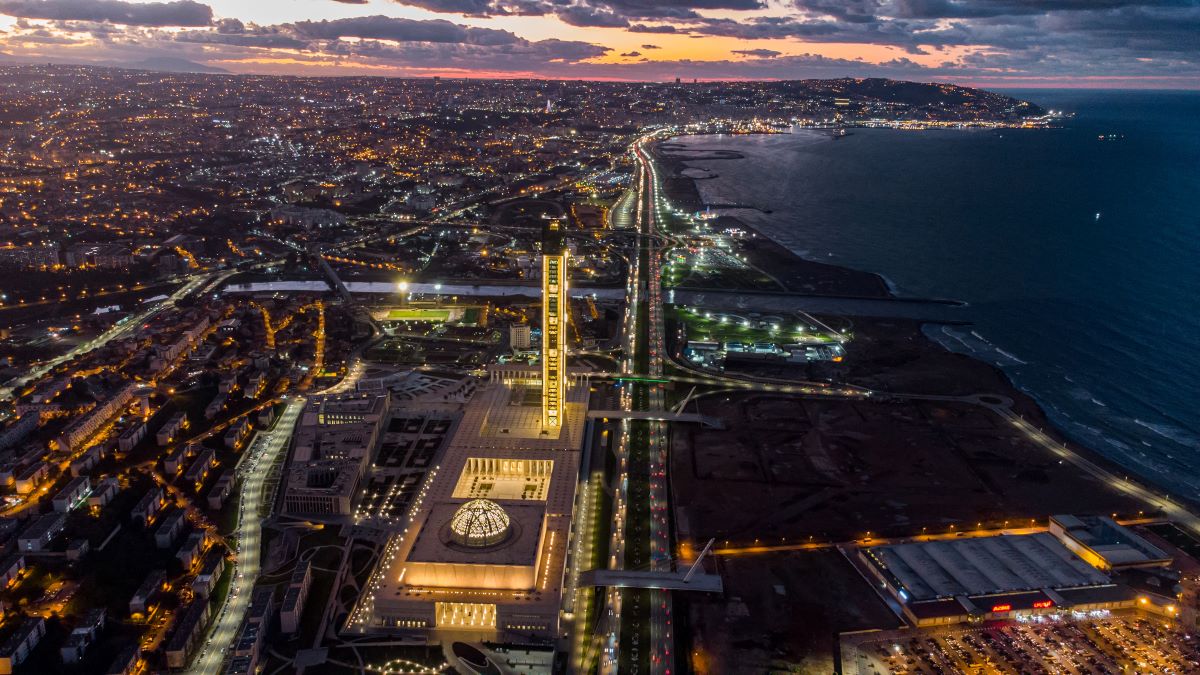 A panoramic photo of Algiers at sunset