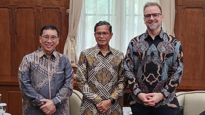 "Photo of Deputy Secretary-General Pedro Manuel Moreno (right) with Foreign Affairs Vice Minister Pahala Nugraha Mansury (middle) and Ambassador Febrian A. Ruddyard (left)"