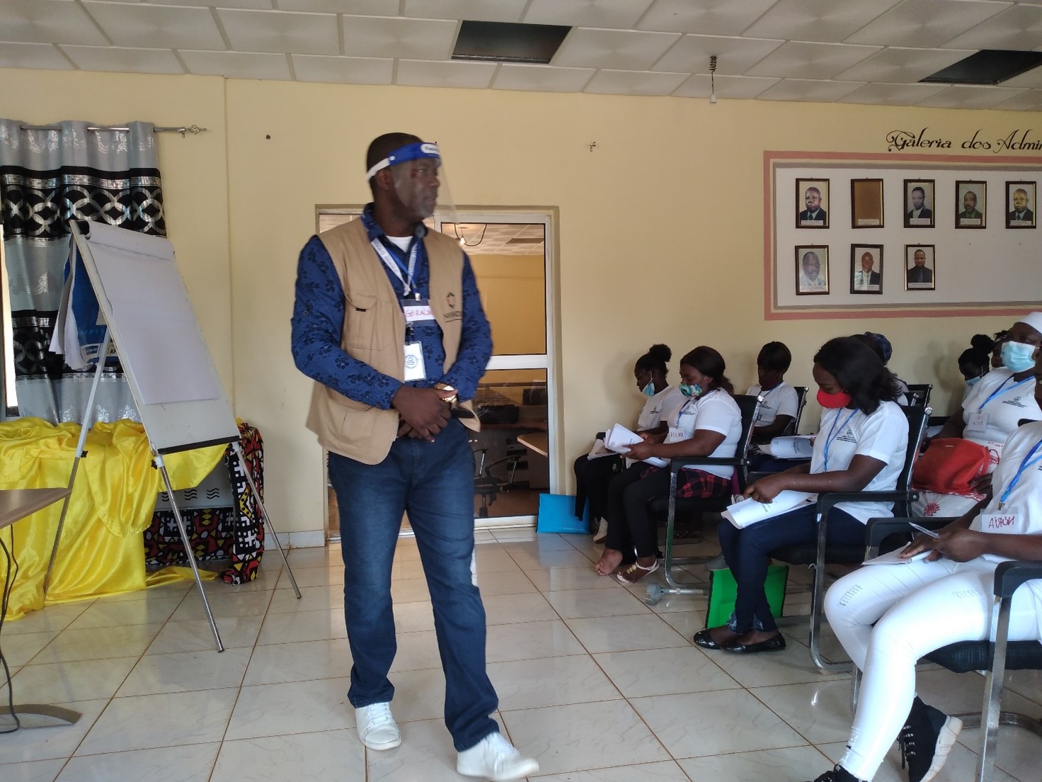 Geraldo Basilua conducting a training session on agribusiness and ecotourism in Cuanza Norte Province.