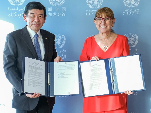 "UNCTAD and WCO secretary generals at the signing ceremony"