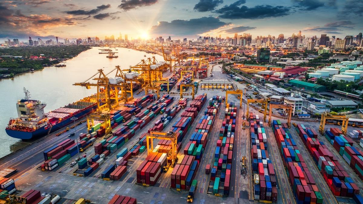 Cargo_plane_in_shipyard_at_sunrise