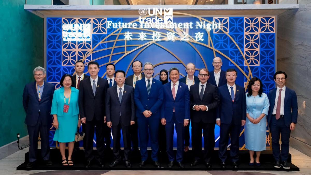 Acting Secretary-General Moreno (first row, fifth from left) attended a reception on 7 September hosted by the second Future Investment Conference in Xiamen, China.