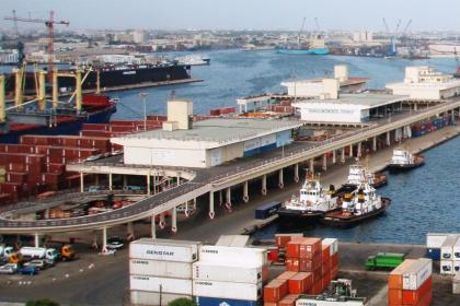 Concentration des services maritimes et de manutention conteneurisés: Le cas de la rangée portuaire Dakar-Luanda