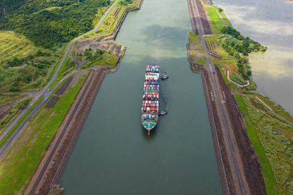 La cheffe d'ONU commerce et développement s’est rendue au canal de Panama avant le premier forum mondial sur les chaînes d'approvisionnement