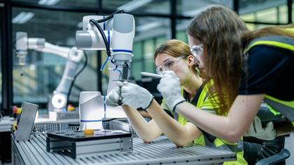 Engineers use artificial intelligence and robotics to optimize production.